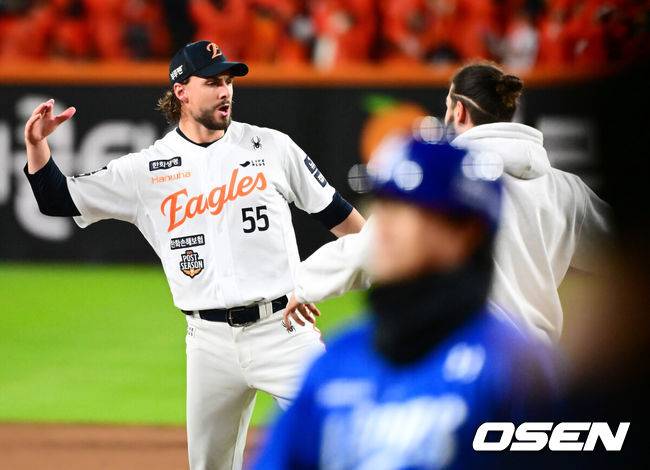 [OSEN=대전, 지형준 기자] 드디어 한화 이글스에 우승의 때가 왔다.프로야구 한화 이글스는 24일 대전 한화생명볼파크에서 열린 2025 신한 SOL뱅크 KBO 플레이오프(5전 3선승제) 삼성 라이온즈와의 5차전에서 11-2 완승을 거뒀다.정규시즌 2위에 올라 플레이오프에 직행한 한화는 시리즈 전적 3승 2패로 한국시리즈행 티켓을 거머쥐었다. 2006년 이후 19년 만에 한국시리즈 진출이다. 반면 NC 다이노스와 와일드카드 결정전(1승 1패), SSG 랜더스와 준플레이오프(3승 1패)를 거쳐 플레이오프에 오른 4위 삼성은 투혼의 명승부에도 2년 연속 한국시리즈 진출이 좌절됐다.&nbsp;경기를 마치고 한화 와이스, 폰세가 승리를 기뻐하고 있다. 2025.10.24 /jpnews@osen.co.kr