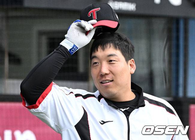 [OSEN=잠실, 이대선 기자] 26일 오후 서울 잠실야구장에서 2025 신한 SOL Bank KBO리그 포스트시즌 한국시리즈 1차전 LG 트윈스와 한화 이글스의 경기가 열렸다.LG는 앤더스 톨허스트, 한화는 문동주를 선발 투수로 내세웠다.경기에 앞서 LG 김현수가 훈련을 준비하고 있다. 2025.10.26 /sunday@osen.co.kr