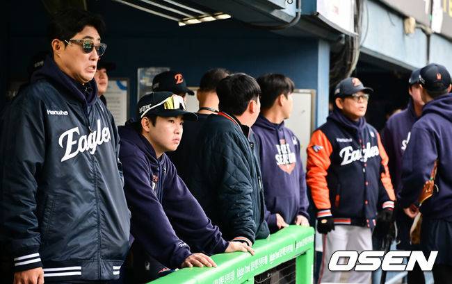 [OSEN=잠실, 박준형 기자] 26일 오후 서울 잠실야구장에서 2025 신한 SOL Bank KBO리그 포스트시즌 한국시리즈 1차전 LG 트윈스와 한화 이글스의 경기가 열렸다.LG는 앤더스 톨허스트, 한화는 문동주를 선발 투수로 내세웠다.경기에 앞서 한화 채은성과 문현빈이 비 내리는 구장을 바라보고 있다.  2025.10.26 / soul1014@osen.co.kr