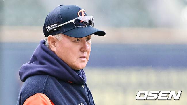 [OSEN=잠실, 박준형 기자] 26일 오후 서울 잠실야구장에서 2025 신한 SOL Bank KBO리그 포스트시즌 한국시리즈 1차전 LG 트윈스와 한화 이글스의 경기가 열렸다.LG는 앤더스 톨허스트, 한화는 문동주를 선발 투수로 내세웠다.경기에 앞서 한화 김경문 감독이 선수들의 훈련을 지켜보고 있다.   2025.10.26 / soul1014@osen.co.kr