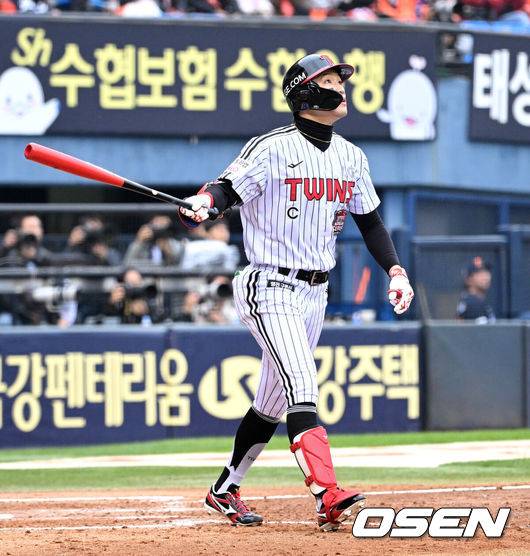 [OSEN=잠실, 이대선 기자] 26일 오후 서울 잠실야구장에서 2025 신한 SOL Bank KBO리그 포스트시즌 한국시리즈 1차전 LG 트윈스와 한화 이글스의 경기가 열렸다.LG는 앤더스 톨허스트, 한화는 문동주를 선발 투수로 내세웠다.5회말 무사에서 LG 박해민이 우월 솔로 홈런을 치고 있다. 2025.10.26 /sunday@osen.co.kr