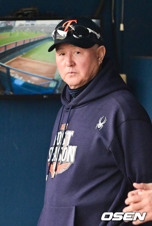 [OSEN=잠실, 박준형 기자] 26일 오후 서울 잠실야구장에서 2025 신한 SOL Bank KBO리그 포스트시즌 한국시리즈 1차전 LG 트윈스와 한화 이글스의 경기가 열렸다.LG는 앤더스 톨허스트, 한화는 문동주를 선발 투수로 내세웠다.한화 김경문 감독이 경기를 지켜보고 있다.  2025.10.26 / soul1014@osen.co.kr