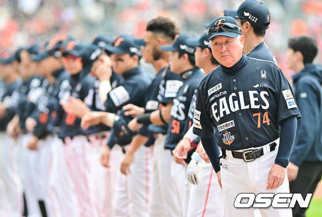 [OSEN=잠실, 박준형 기자] 26일 오후 서울 잠실야구장에서 2025 신한 SOL Bank KBO리그 포스트시즌 한국시리즈 1차전 LG 트윈스와 한화 이글스의 경기가 열렸다.LG는 앤더스 톨허스트, 한화는 문동주를 선발 투수로 내세웠다.식전행사 한화 김경문 감독이 그라운드에 도열해 있다.     2025.10.26 / soul1014@osen.co.kr