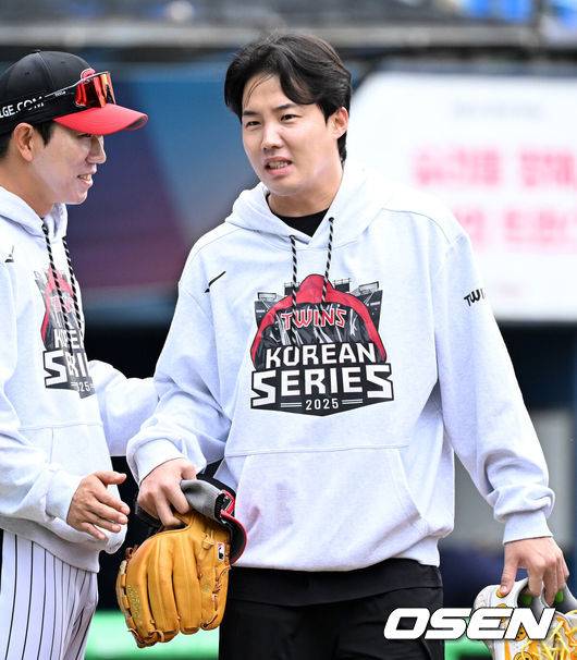 [OSEN=잠실, 이대선 기자] 26일 오후 서울 잠실야구장에서 2025 신한 SOL Bank KBO리그 포스트시즌 한국시리즈 1차전 LG 트윈스와 한화 이글스의 경기가 열렸다.LG는 앤더스 톨허스트, 한화는 문동주를 선발 투수로 내세웠다.경기에 앞서 LG 임찬규가 코치진과 인사를 나누고 있다. 2025.10.26 /sunday@osen.co.kr