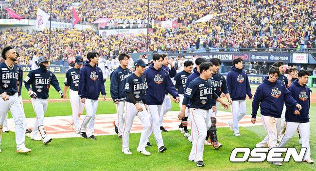 [OSEN=잠실, 박준형 기자] 한 달 가까이 쉰 정규시즌 1위팀이 한국시리즈 1차전에서 이렇게 맹타를 휘두른 경기가 있었나. LG가 시리즈 기선을 제대로 제압하고 우승확률 73.2%를 따냈다.&nbsp;프로야구 LG 트윈스는 26일 서울 잠실구장에서 열린 2025 신한 SOL뱅크 KBO 한국시리즈(7전 4선승제) 한화 이글스와의 1차전에서 8-2로 승리했다.&nbsp;경기종료후 한화 선수들이 패배에 아쉬워하고 있다.   2025.10.26 / soul1014@osen.co.kr