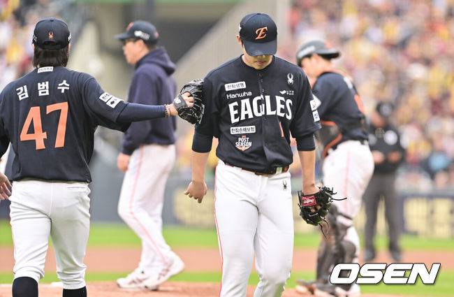 [OSEN=잠실, 박준형 기자] 26일 오후 서울 잠실야구장에서 2025 신한 SOL Bank KBO리그 포스트시즌 한국시리즈 1차전 LG 트윈스와 한화 이글스의 경기가 열렸다.LG는 앤더스 톨허스트, 한화는 문동주를 선발 투수로 내세웠다.5회말 한화 선발투수 문동주가 교체되고 있다.  2025.10.26 / soul1014@osen.co.kr