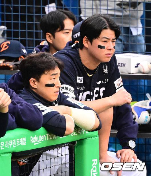 [OSEN=잠실, 지형준 기자] 26일 오후 서울 잠실야구장에서 2025 신한 SOL Bank KBO리그 포스트시즌 한국시리즈 1차전 LG 트윈스와 한화 이글스의 경기가 열렸다.LG는 앤더스 톨허스트, 한화는 문동주를 선발 투수로 내세웠다.4회초 한화 손아섭, 노시환이 경기를 지켜보고 있다. 2025.10.26 /jpnews@osen.co.kr