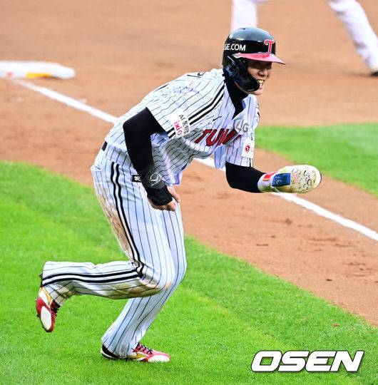 [OSEN=잠실, 지형준 기자] 26일 오후 서울 잠실야구장에서 2025 신한 SOL Bank KBO리그 포스트시즌 한국시리즈 1차전 LG 트윈스와 한화 이글스의 경기가 열렸다.LG는 앤더스 톨허스트, 한화는 문동주를 선발 투수로 내세웠다.6회말 2사 1,2루에서 LG 홍창기가 김현수의 좌전 적시타에 홈으로 내달리다 넘어졌다가 다시 일어나 달리고 있다. 2025.10.26 /jpnews@osen.co.kr