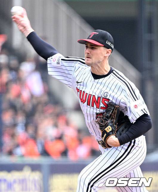 [OSEN=잠실, 이대선 기자] 26일 오후 서울 잠실야구장에서 2025 신한 SOL Bank KBO리그 포스트시즌 한국시리즈 1차전 LG 트윈스와 한화 이글스의 경기가 열렸다.LG는 앤더스 톨허스트, 한화는 문동주를 선발 투수로 내세웠다.1회초 무사에서 LG 선발투수 톨허스트가 역투하고 있다. 2025.10.26 /sunday@osen.co.kr