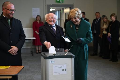 84세의 마이클 히긴스 현 아일랜드 대통령(가운데)이 24일(현지시간) 차기 대통령 선출을 위한 투표에 참여하고 있다. 오른쪽은 부인 사비나 히긴스 여사. EPA연합뉴스