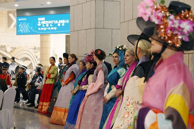 24일&nbsp;서울 용산 전쟁기념관에서&nbsp;‘2025 유엔 참전 기념행사’ 개막식이 열려 한국과&nbsp;6·25 전쟁 참전 22개국 대표들이 한복을 테마로 한 패션쇼를 선보이고 있다. 전쟁기념사업회제공