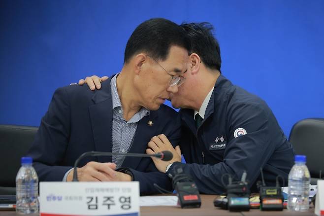 국회 기후에너지환경노동위원회 여당 간사인 김주영(왼쪽) 더불어민주당 의원이 지난 8월 서울 중구 직업능력심사평가원에서 열린 중대재해 근절을 위한 건설사 간담회에서 김영훈 고용노동부 장관과 대화하는 모습. 연합뉴스