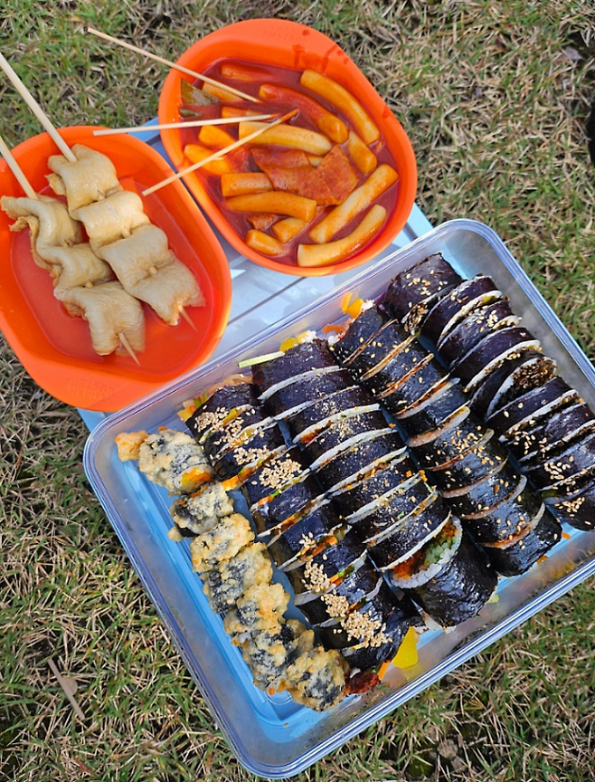 인구가 약 13만명에 불과한 작은 도시 경북 김천시가 최근 들썩이고 있다. 올해로 2회째인 ‘2025 김천김밥축제’가 인기를 끌고 있는 탓이다. 사진은 축제를 방문한 한 누리꾼이 올린 사진. 엑스(옛 트위터) 캡처