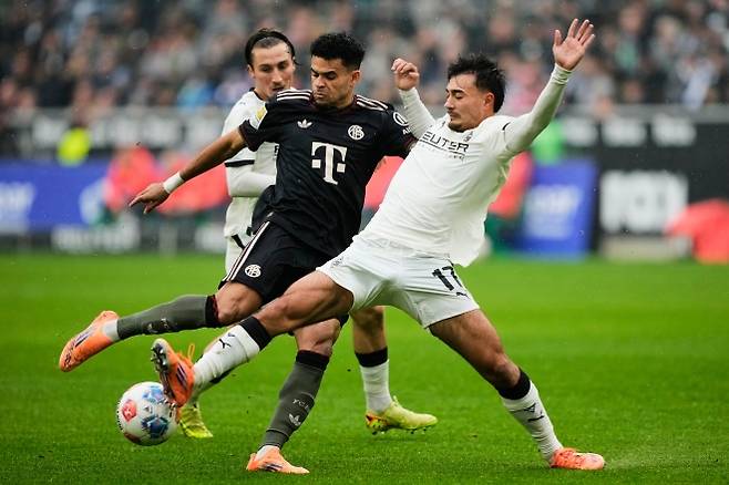 묀헨글라트바흐의 옌스 카스트로프(오른쪽)가 25일(현지 시간) 독일 묀헨글라트바흐의 보루시아 파크에서 열린 2025-26 분데스리가 8라운드 바이에른 뮌헨과 경기 중 루이스 디아스와 공을 다투고 있다. 카스트로프는 전반 19분 디아스에게 슬라이딩 태클을 시도하다가 발목을 가격해 퇴장당했고, 김민재가 풀타임 소화한 뮌헨은 3-0으로 승리했다. 2025.10.26. 묀헨글라트바흐 AP 뉴시스