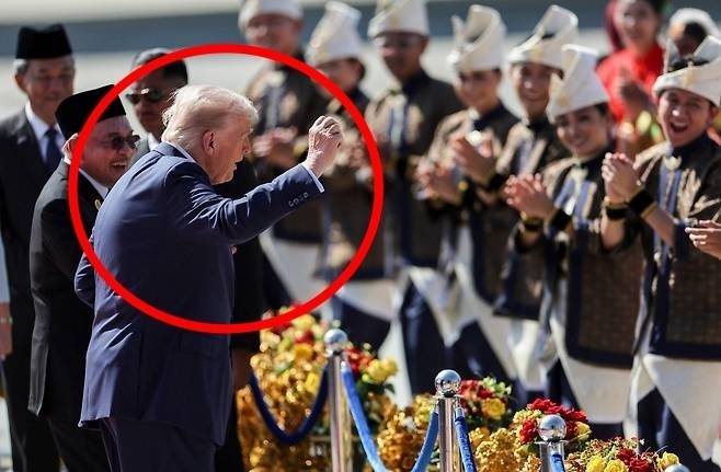 26일(현지시간) 아세안(ASEAN·동남아시아국가연합) 정상회의 참석 차 말레이시아 쿠알라룸푸르에 도착한 도널드 트럼프 미국 대통령이 환영단과 함께 춤을 추고 있다. AFP 연합뉴스