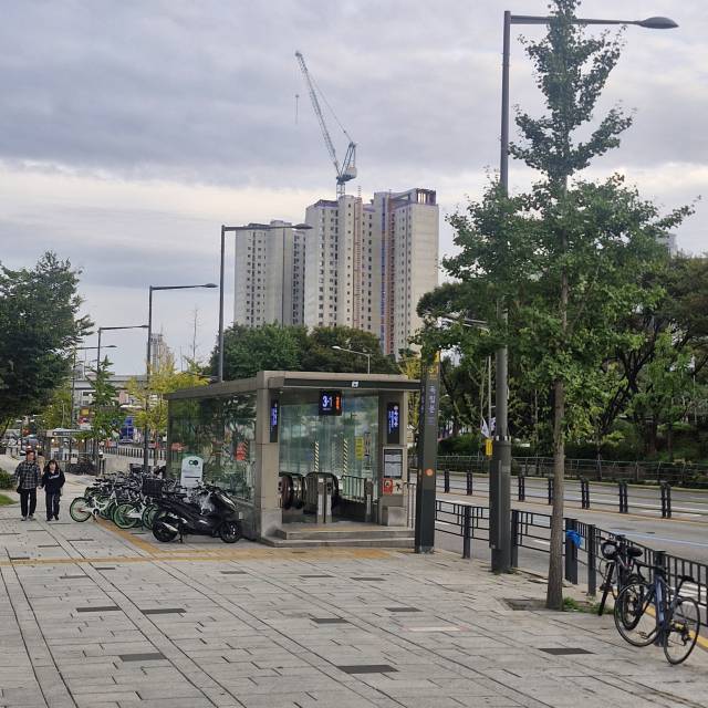 무악현대 아파트와 인접한 경복궁역과 현재 건설중인 경희궁 유보라. 박형윤 기자