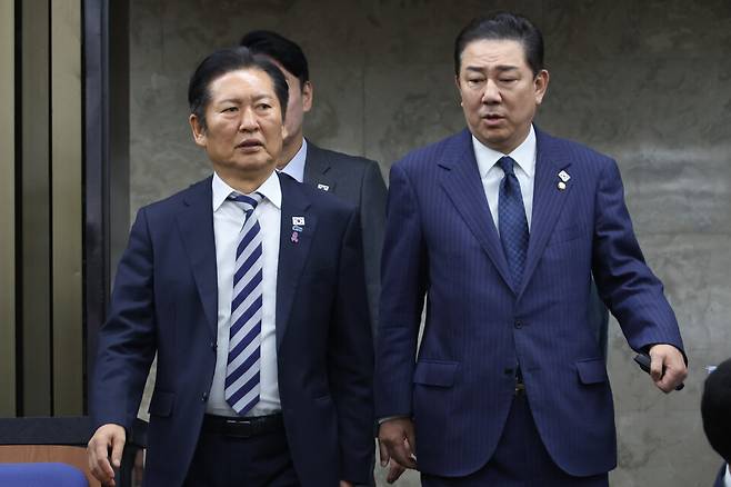 정청래 더불어민주당 대표와 김병기 원내대표가 10월26일 서울 여의도 국회에서 본회의를 앞두고 열린 의원총회에 참석하고 있다. ⓒ 연합뉴스