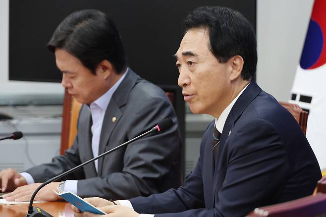 박수현 더불어민주당 수석대변인이 10월26일 서울 여의도 국회에서 부동산 대책 등 현안 관련 기자간담회를 하고 있다. ⓒ 연합뉴스