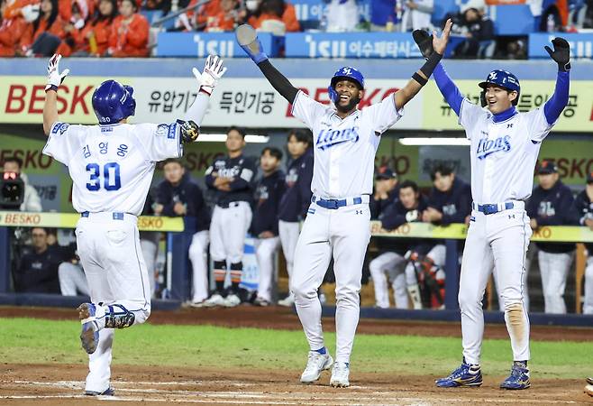 삼성은 올 시즌 전반기를 8위로 마쳤지만, 후반기 들어 탄탄한 전력을 뽐내며 PS에서도 총 11경기를 치렀다. 무엇보다 이재현(7번), 김영웅(30번) 등 젊은 선수들을 앞세워 승리 DNA를 구축한 게 큰 수확이었다. 22일 PO 4차전서 김영웅이 홈런을 친 뒤 디아즈, 구자욱(왼쪽부터)과 함께 기뻐하고 있다. 뉴시스
