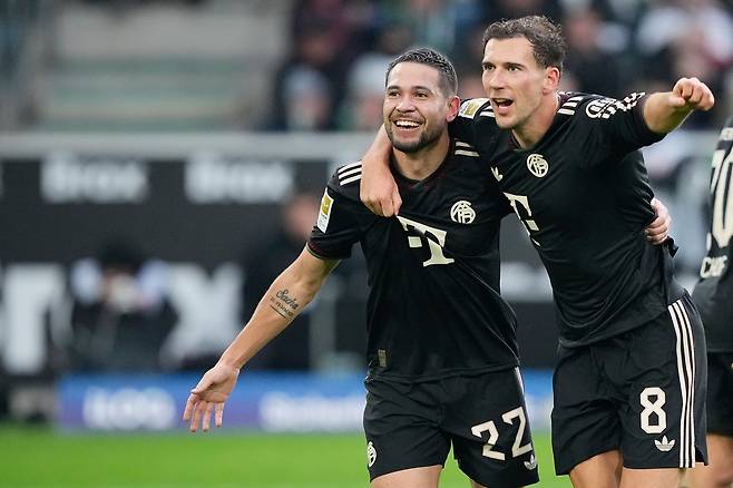 라파엘 게레이로(왼쪽)가 팀의 두 번째 골을 넣은 후 바이에른의 레온 고레츠카와 함께 축하하고 있다. AP연합뉴스