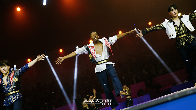 브라이언 칼라무(가운데)가 지난 24일 중국 장쑤성 우시의 타이후 인터내셔널 엑스포 센터에서 열린 2025 세계태권도선수권대회 개막식에서 케이팝 데이몬 헌터스의 소다팝을 배경음악으로 공연을 펼치고 있다. 세계태권도연맹 제공