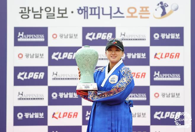 26일 전남 나주시 해피니스CC에서 끝난 광남일보·해피니스 오픈에서 우승한 리슈잉이 우승 트로피를 들어보이고 있다. KLPGA 제공