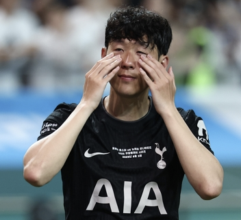 토트넘 손흥민이 2025년 여름 한국에서 열린 뉴캐슬 유나이티드와 친선전을 마친 뒤 눈물을 흘리고 있다. 연합뉴스