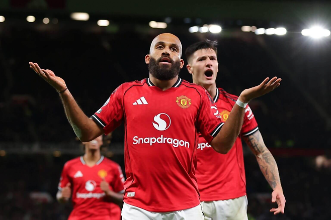 맨체스터 유나이티드의 브라이언 음뵈모. 디 애슬레틱