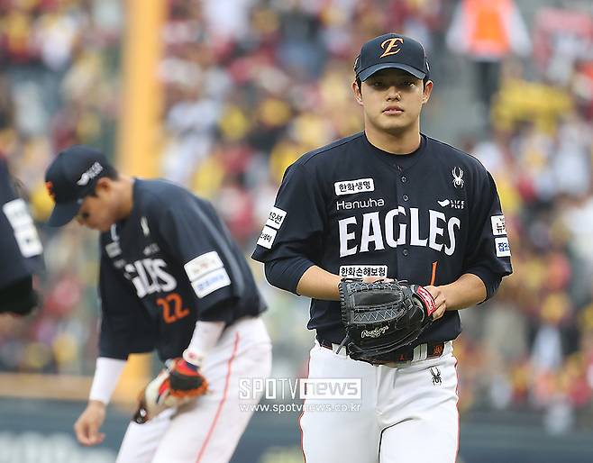 ▲ 플레이오프에서 불펜으로 뛰었던 문동주는 고된 일정 속에 체력을 유지하기가 쉽지 않은 여건이다 ⓒ곽혜미 기자