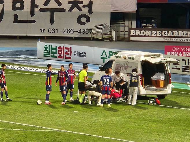 수원FC와 제주SK의 K리그 경기 중 경기장에 들어온 앰뷸런스. 골키퍼 황재윤(분홍색 유니폼)이 들것에 올라가 있다. /사진=수원FC 제공