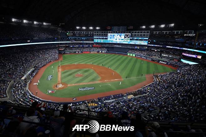 29일(한국 시각) 캐나다 온타리오주에 위치한 로저스 센터에서 펼쳐진 2025 미국 프로야구 메이저리그(MLB) 포스트시즌 월드시리즈(7전 4선승제) 1차전 모습. /AFPBBNews=뉴스1