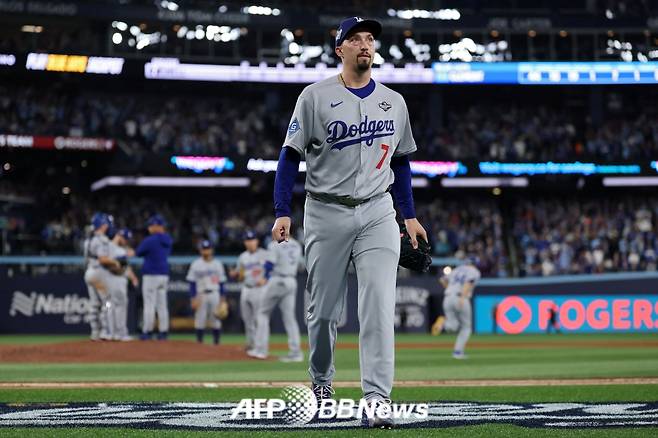 블레이크 스넬이 29일(한국 시각) 캐나다 온타리오주에 위치한 로저스 센터에서 펼쳐진 2025 미국 프로야구 메이저리그(MLB) 포스트시즌 월드시리즈(7전 4선승제) 1차전에서 6회 강판되고 있다. /AFPBBNews=뉴스1