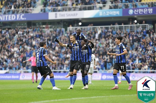 인천 유나이티드 무고사 왼쪽 두 번째가 26일 인천축구전용경기장에서 열린 하나은행 K리그2 2025 36라운드 경남FC전에서 이명주의 크롯를 헤더로 연결한 뒤 기뻐하고 있다. /사진=한국프로축구연맹 제공