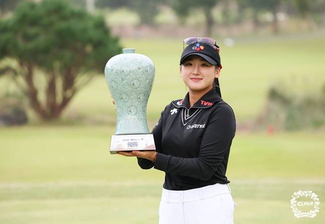 리슈잉이 26일 KLPGA 투어 광남일보·해피니스 오픈에서 우승을 차지하고 트로피를 들어올리고 있다. /사진=KLPGT 제공