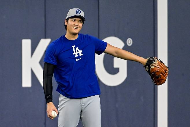 데이브 로버츠 LA 다저스 감독이 26일 캐나다 온타리오주 토론토의 로저스센터에서 열린 2025 미국 메이저리그(MLB) 토론토 블루제이스와의 월드시리즈(WS) 2차전을 앞두고 28~29일&nbsp;진행되는 WS 3~4차전 선발투수를 공개했다. 오타니 쇼헤이는 4차전 선발투수로 나선다. EPA 연합뉴스