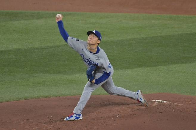 LA 다저스 야마모토 요시노부가 26일 캐나다 온타리오주 토론토의 로저스센터에서 열린 2025 미국 메이저리그(MLB) 토론토 블루제이스와의 월드시리즈(WS) 2차전에 선발 등판해 9이닝 4피안타 8탈삼진 1실점으로&nbsp;호투를 펼쳐 밀워키 브루어스와의 내셔널리그 챔피언십시리즈 2차전(9이닝 3피안타 1피홈런 1볼넷 7탈삼진 1실점)에 이어 포스트시즌 2경기 연속 완투승을 거뒀다. EPA 연합뉴스