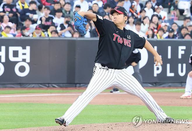 역투하는 송승기 (대전=연합뉴스) 강수환 기자 = 29일 대전 한화생명 볼파크에서 열린 2025 신한 SOL 뱅크 KBO리그 한화이글스와 LG 트윈스의 경기. LG 선발투수 송승기가 역투하고 있다. 2025.4.29 swan@yna.co.kr