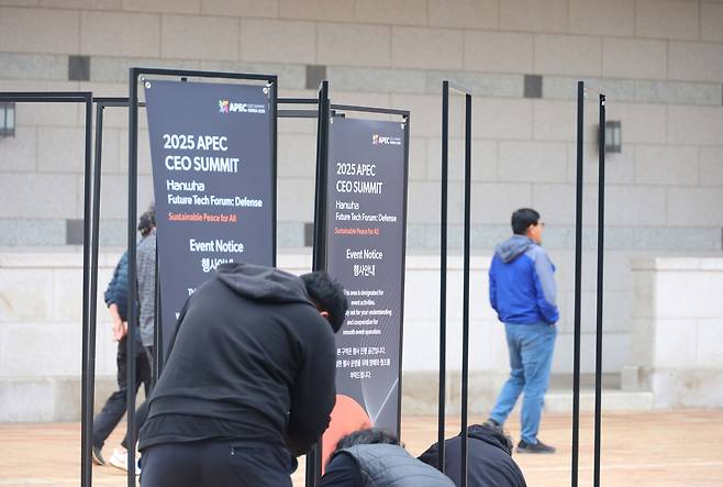 APEC 서밋 행사 열리는 국립경주박물관 (경주=연합뉴스) 박세진 기자 = 2025 경주 아시아태평양경제협력체(APEC) 정상회의 주간 시작을 하루 앞둔 26일 경북 경주 국립경주박물관에서 작업자들이 APEC 서밋 행사 안내판을 설치하고 있다. 2025.10.26 psjpsj@yna.co.kr