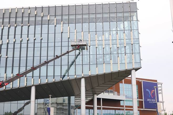 APEC 정상회의장 막바지 전기 점검  (경주=연합뉴스) 박세진 기자 = 2025 경주 아시아태평양경제협력체(APEC) 정상회의 주간 시작을 하루 앞둔 26일 경북 경주 보문단지 내 경주화백컨벤션센터(HICO) 외벽 전기 점검이 이뤄지고 있다. 이곳에서는 APEC 정상회의가 열린다. 2025.10.26 psjpsj@yna.co.kr