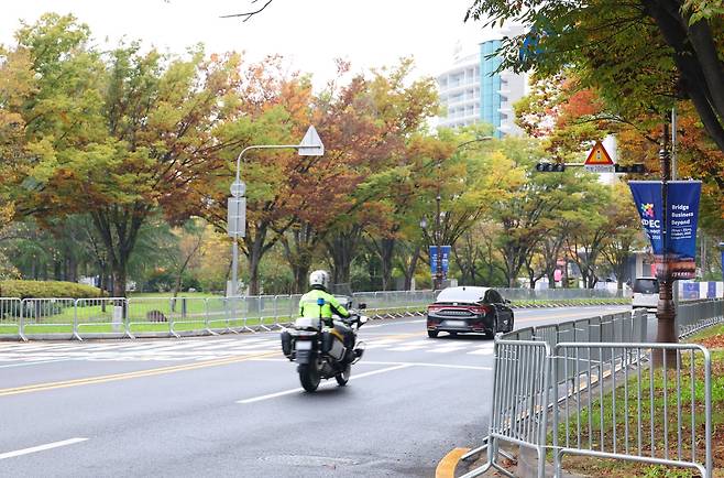 경주 보문단지 순찰하는 경찰  (경주=연합뉴스) 박세진 기자 = 2025 경주 아시아태평양경제협력체(APEC) 정상회의 주간 시작을 하루 앞둔 26일 경북 경주 보문단지에서 경찰이 순찰하고 있다. 도로 옆으로는 펜스가 설치돼 있다. 2025.10.26 psjpsj@yna.co.kr