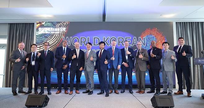 제23차 세계한인비즈니스대회 G2G 포럼 (서울=연합뉴스) 지난 4월 애틀랜타에서 열린 제23차 세계한인비즈니스대회 G2G 포럼에서 양경호(오른쪽서 2번째) 본부장이 미국지방정부 대표들과 기념촬영을 하고 있다. [미주한상총연 제공]