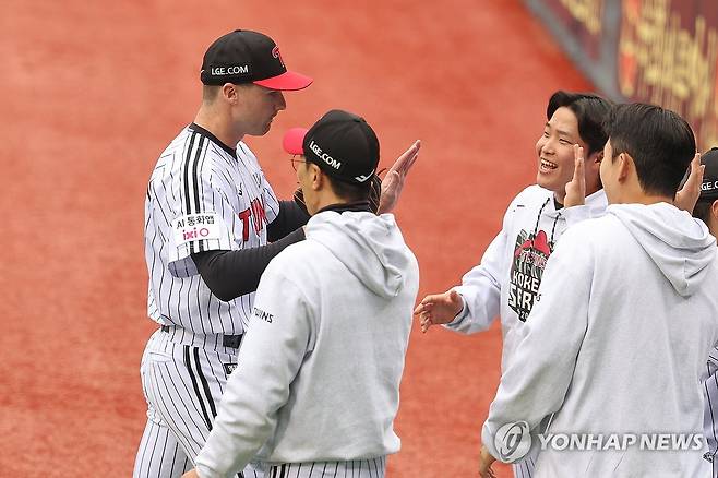 톨허스트, 5이닝 무실점 (서울=연합뉴스) 서대연 기자 = 26일 서울 잠실야구장에서 열린 2025 프로야구 KBO리그 포스트시즌 한국시리즈 1차전 한화 이글스와 LG 트윈스의 경기.
    5회까지 무실점으로 틀어막은 LG 선발 톨허스트가 이닝을 마치고 더그아웃으로 향하며 동료들과 기뻐하고 있다. 2025.10.26 dwise@yna.co.kr