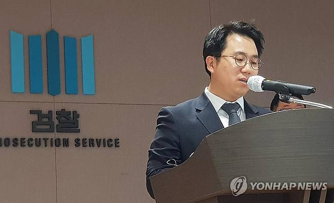 김건희특검 "한문혁 검사 수사 지속 어려워…검찰 복귀" (서울=연합뉴스) 26일 김건희특검이 파견 중인 한문혁 검사가 검찰로 복귀한다고 밝혔다. 사진은 한 검사가 의정부지검 남양주지청 부장검사로 재직하던 2013년 수사 결과 발표 중인 모습. 2025.10.26 [연합뉴스 자료사진] photo@yna.co.kr