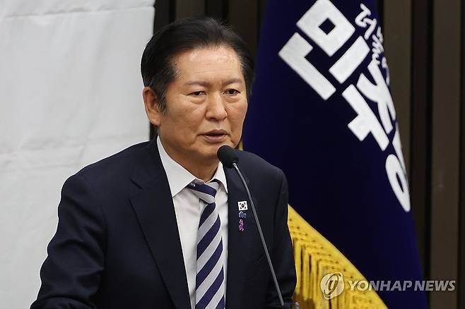 의총에서 발언하는 정청래 대표 (서울=연합뉴스) 김주성 기자 = 더불어민주당 정청래 대표가 26일 서울 여의도 국회에서 본회의를 앞두고 열린 의원총회에서 발언하고 있다. 2025.10.26 utzza@yna.co.kr