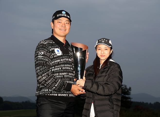 이정환(왼쪽)과 아내.  [KPGA 제공. 재판매 및 DB 금지]