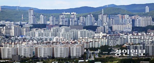 사진은 정부의 10·15 대책이 발표된 지난 15일 수원시 일대 아파트 단지 모습. 2025.10.15 /임열수기자 pplys@kyeongin.com