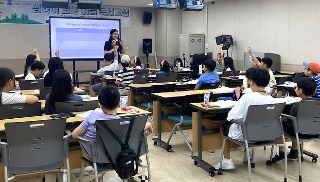 ▲&nbsp;'생각이 크는 독서교실'에서 학생들이 참여하고 있다./사진제공=경기도교육청평생학습관