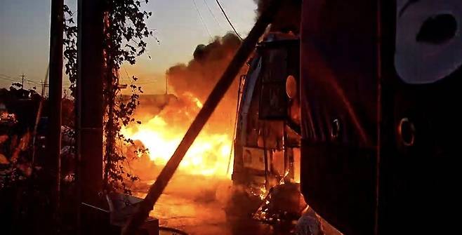 27일 오전 김포시 양촌읍의 한 비닐공장에서 불길과 연기가 일고 있다. 사진=경기도소방재난본부