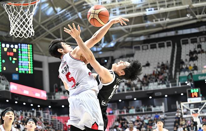 26일 수원 KT아레나서 열린 2025~2026 LG전자 프로농구 정규리그 KT와의 원정 경기서 안양 변준형이 KT 문성곤의 공격을 블로킹하고 있다. 사진=KBL