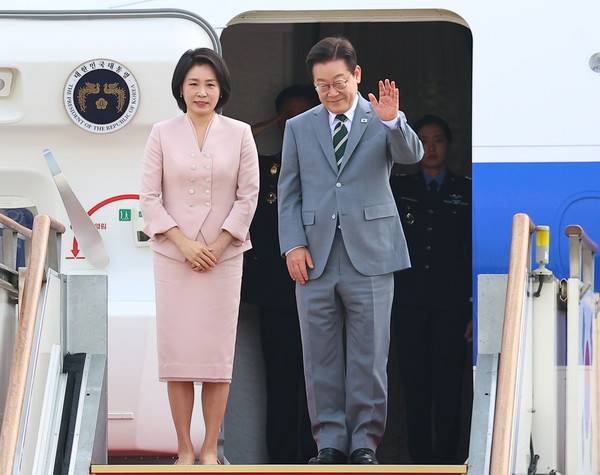 말레이시아 아세안 정상회의 참석차 출국하는 이재명 대통령과 김혜경 여사가 26일 성남 서울공항 공군 1호기에서 환송객에게 인사하고 있다. 2025.10.26 [사진=연합뉴스]